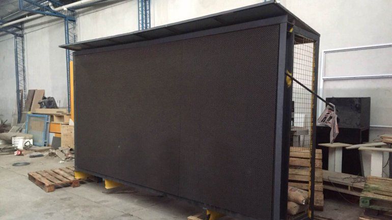 La superpantalla en el galpón en la calle Montevideo