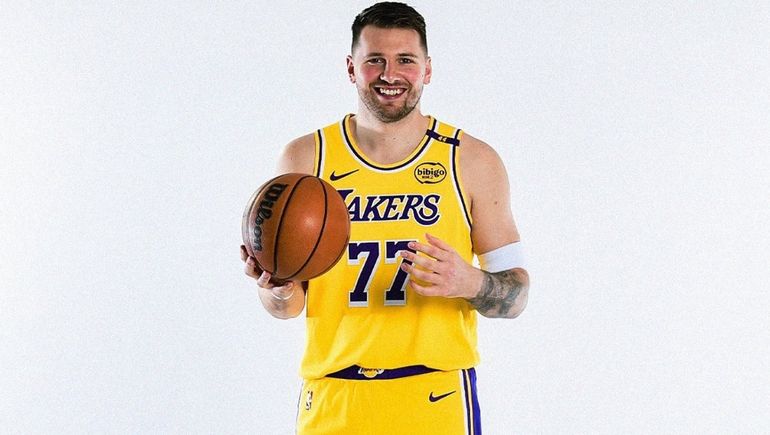 Doncic ya se puso la camiseta de los Lakers para las cámaras