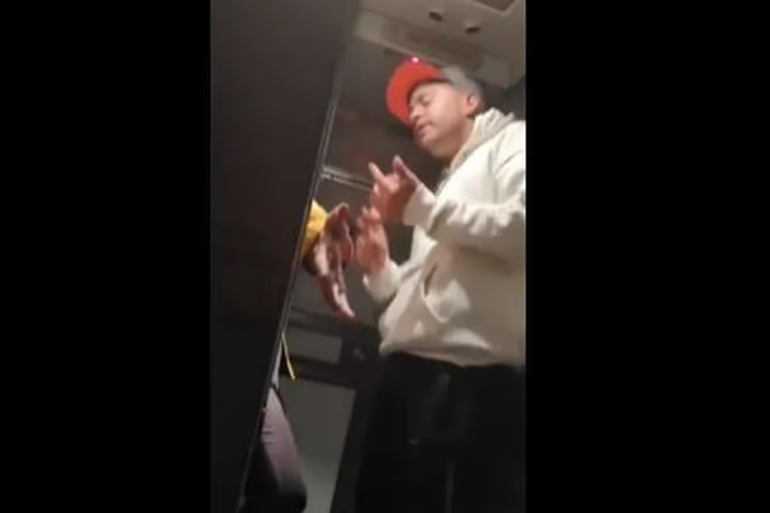 El escándalo de un pasajero por el desvío del avión ante la niebla