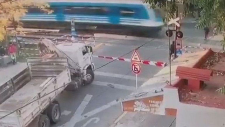 Tragedia: cruzó sin mirar las vías y lo atropelló el tren Sarmiento