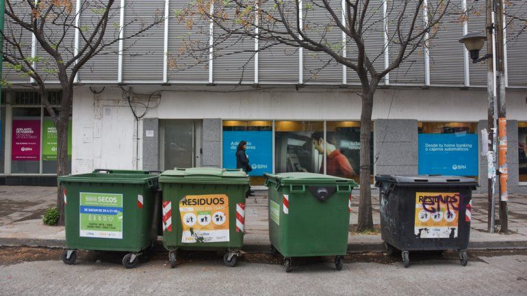 Los contenedores son caros y los mismos vecinos denuncian el vandalismo.