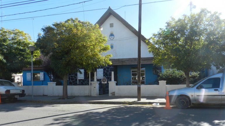 La mujer radicó la denuncia en la Comisaría 14ª de Cutral Co. Había sido sorprendida cuando estaba con su hija.