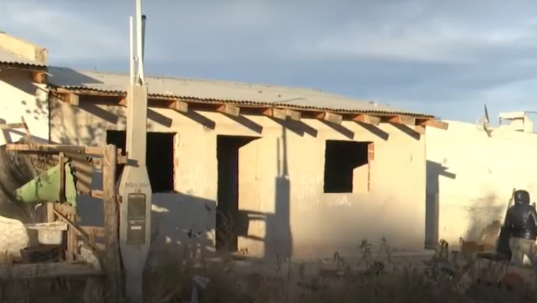 Una joven madre vive con sus hijos en una casa sin terminar tras perder todo en un incendio