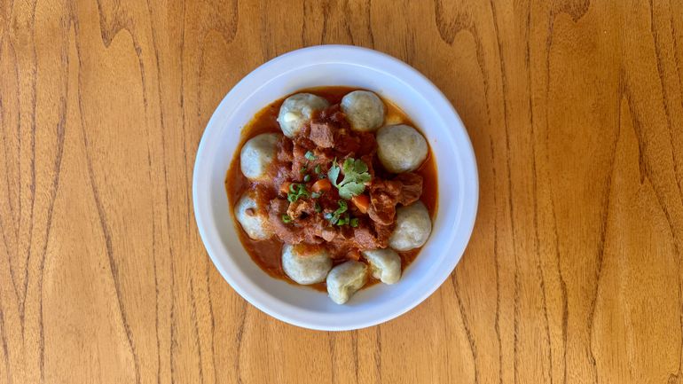Deliciosos ñoquis rellenos acompañados de goulash de cordero en la Hostería de Las Ovejas. Deliciosos ñoquis rellenos acompañados de goulash de cordero en la Hostería de Las Ovejas.