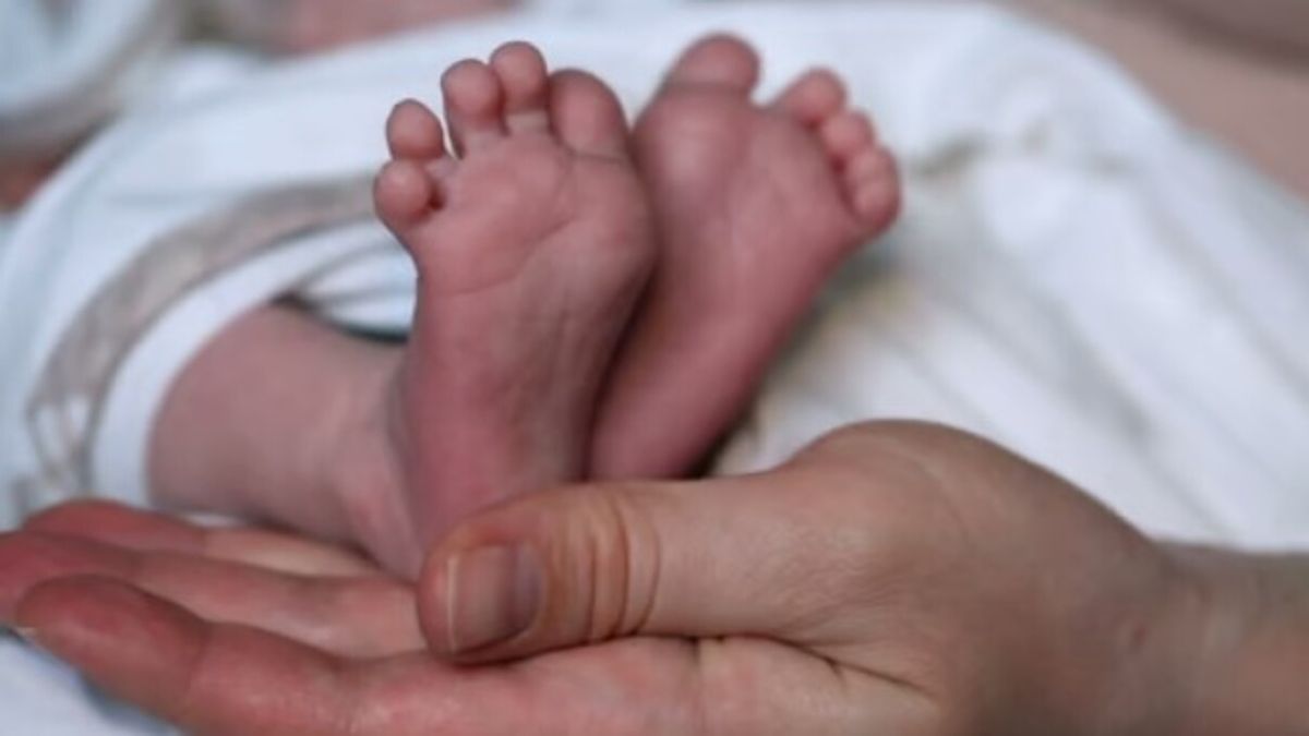 Una adolescente tuvo su beba con ayuda del ChatGPT y su novio intentó abandonarla thumbnail