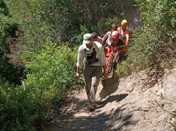 La turista tuvo que ser rescatada tras la caída del caballo. La turista tuvo que ser rescatada tras la caída del caballo.