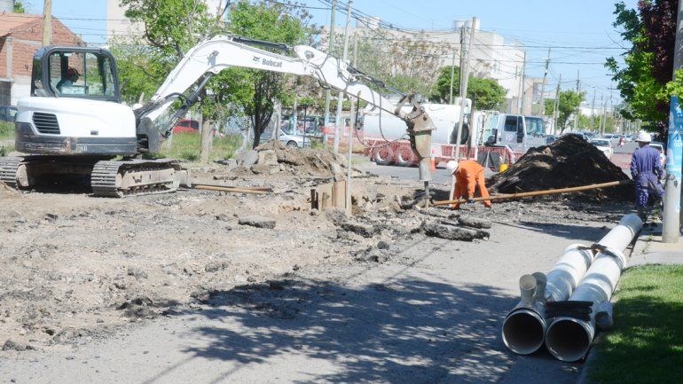 Se volvió a romper un caño en la calle Intendente Carro y Olascoaga.&nbsp;