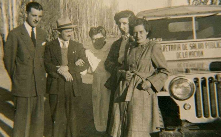 El matrimonio Ruiz con personal de Salud.