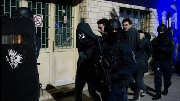 Los tuits estaban escritos en árabe. La madre de uno de ellos los defendió.