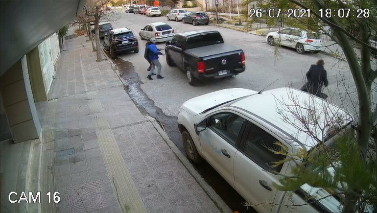 Video: así intentaron robar a mano armada una camioneta en pleno centro