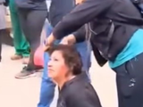 La mujer argentina que fue atacada por otras personas tras ser sorprendida robando.