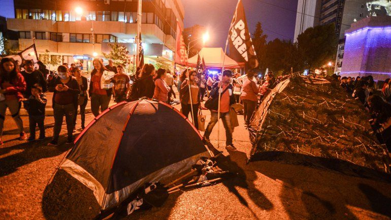 Acamparon en la Avenida por mayor asistencia social