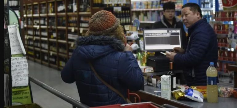 Advierten por circulación de billetes falsos en los supermercados chinos
