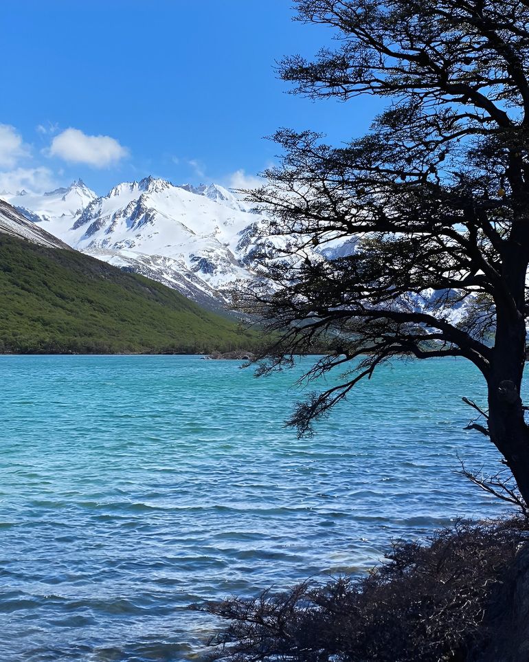 El Chaltén está rodeado por un paisaje de una notable belleza natural. El Chaltén está rodeado por un paisaje de una notable belleza natural.