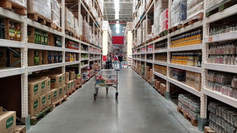 La pareja estuvo adentro del supermercado solo 40 minutos. La pareja estuvo adentro del supermercado solo 40 minutos.