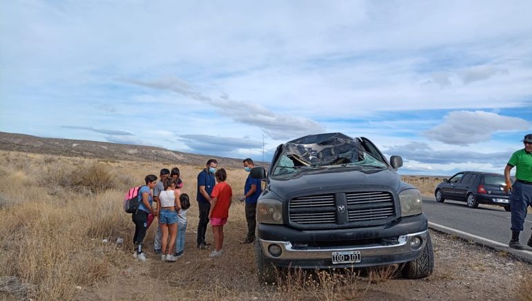 Una familia de turistas chocó a un ciervo en la Ruta 234