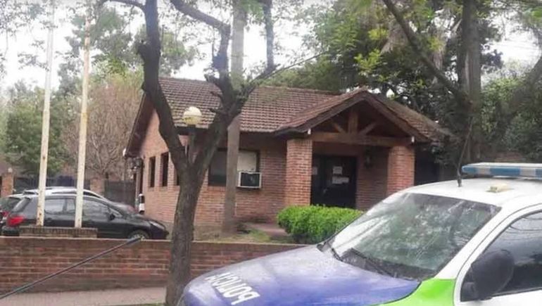 Una joven fue a hacer una denuncia por violencia y un policía la acosó