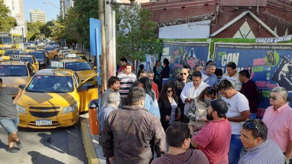 Por la baja del trabajo ante el coronavirus los taxistas piden ayuda econ&oacute;mica.&nbsp;