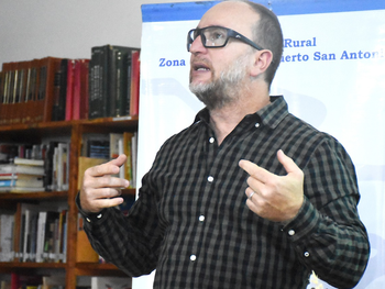 Salvador Cambarieri cambió los escenarios porteños por el desafío de producir en la estepa rionegrina. Salvador Cambarieri cambió los escenarios porteños por el desafío de producir en la estepa rionegrina.