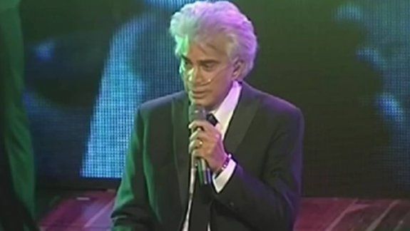 El cantante, que sufre fibrosis pulmonar, reapareció en escena.