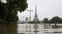 Las aguas cercan el Museo del Louvre, a los pies de la Torre Eiffel. Las aguas cercan el Museo del Louvre, a los pies de la Torre Eiffel.