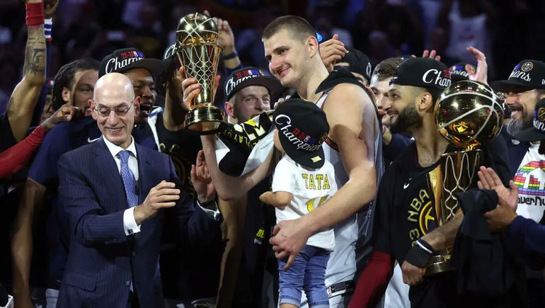 Jokic recibe el trofeo del MVP en las finales de la NBA.&nbsp;