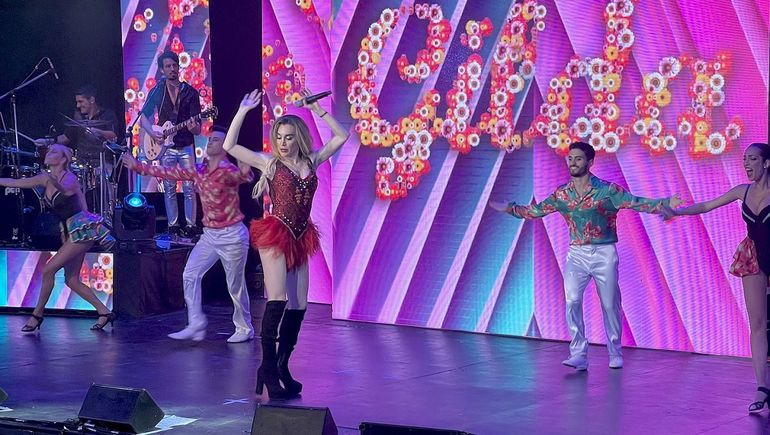 Insólito sorteo de un shampoo en una obra de teatro de Mar del Plata