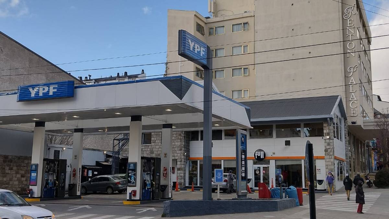 Pidió un cortado y se le cayó un arma en la confitería de la estación de servicios