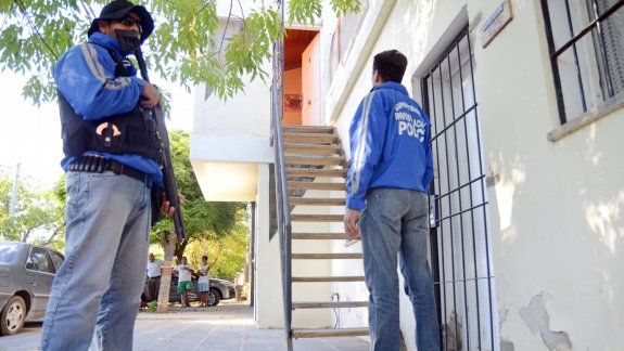 El allanamiento fue realizado en Río Atuel al 400, en el departamento en Villa Farrel donde vivía el Hueviao Mora. Era buscado en tres provincias y fue detenido ayer pasadas las 16.