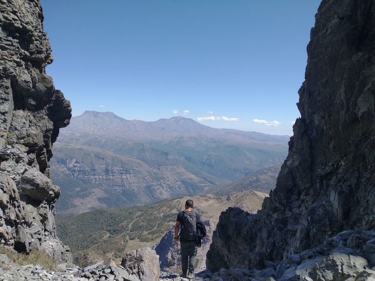 La puerta de entrada al cerro, en el área protegida Epulauquen. Una paisaje maravilloso y oculto.