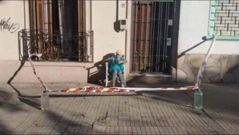 Jubilada cercó la vereda para tomar mate en plena cuarentena