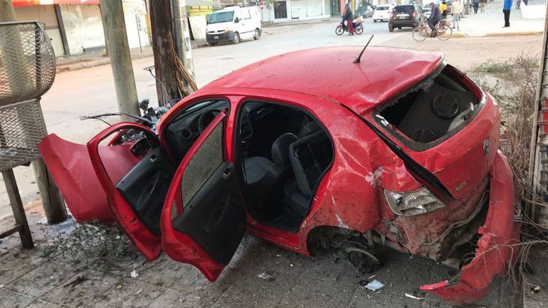 Así circulaba el auto que se incrustó en un poste y destruyó varios locales comerciales
