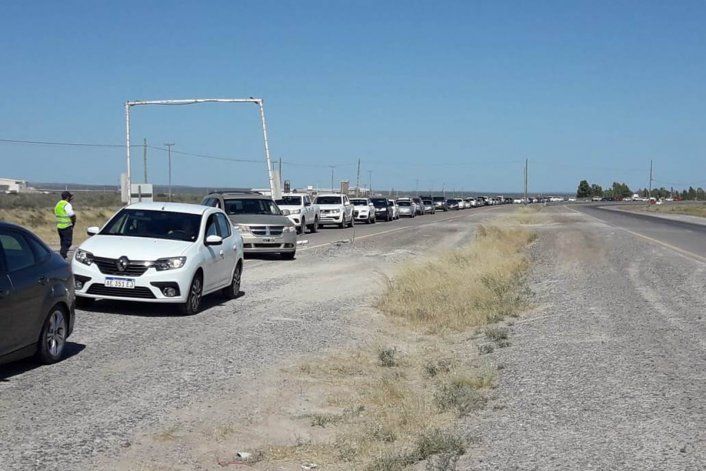 El control de acceso a Las Grutas. Estiman que en el momento de mayor concentración hubo más de 150 vehículos. Después lo solucionaron.&nbsp; &nbsp;