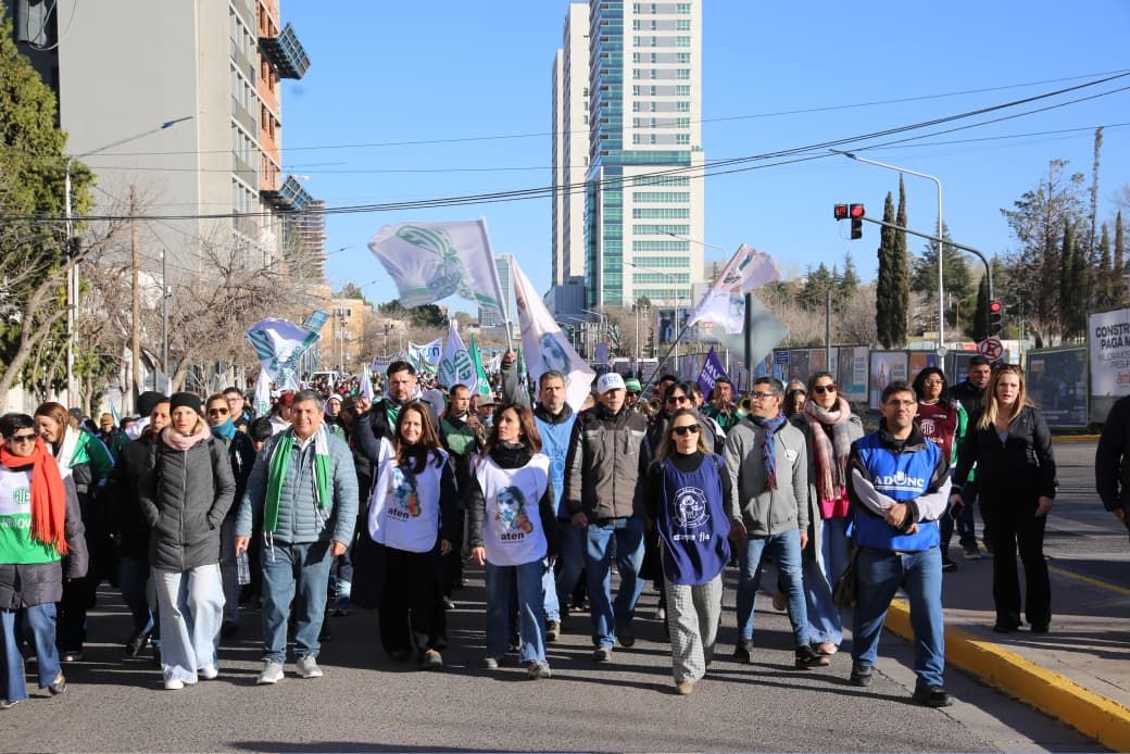 Caos de tránsito en Neuquén por una marcha de docentes y estatales a la Legislatura