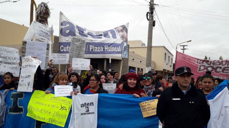 Tensión en Huincul: ATEN se coló en el desfile y reclamó ante Gutiérrez