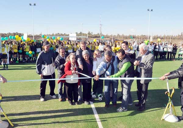 Alta Barda inauguró su nueva cancha de hockey