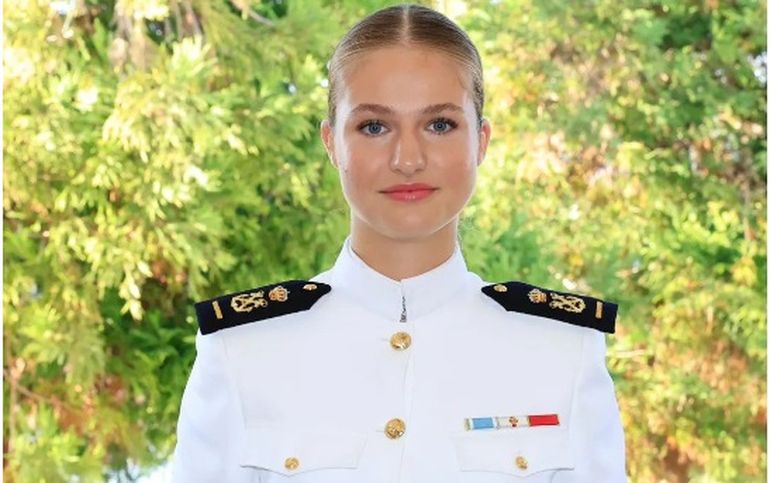 La princeas Leonor, en su uniforme naval. La princeas Leonor, en su uniforme naval.