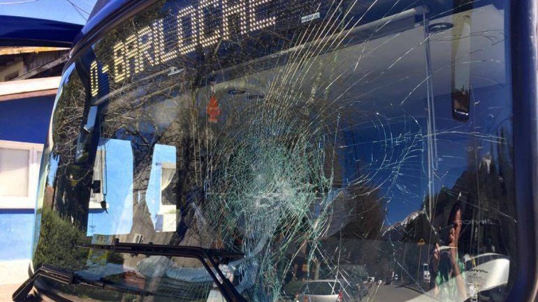 El piedrazo se debió a que el hombre no quería que saliera el colectivo.