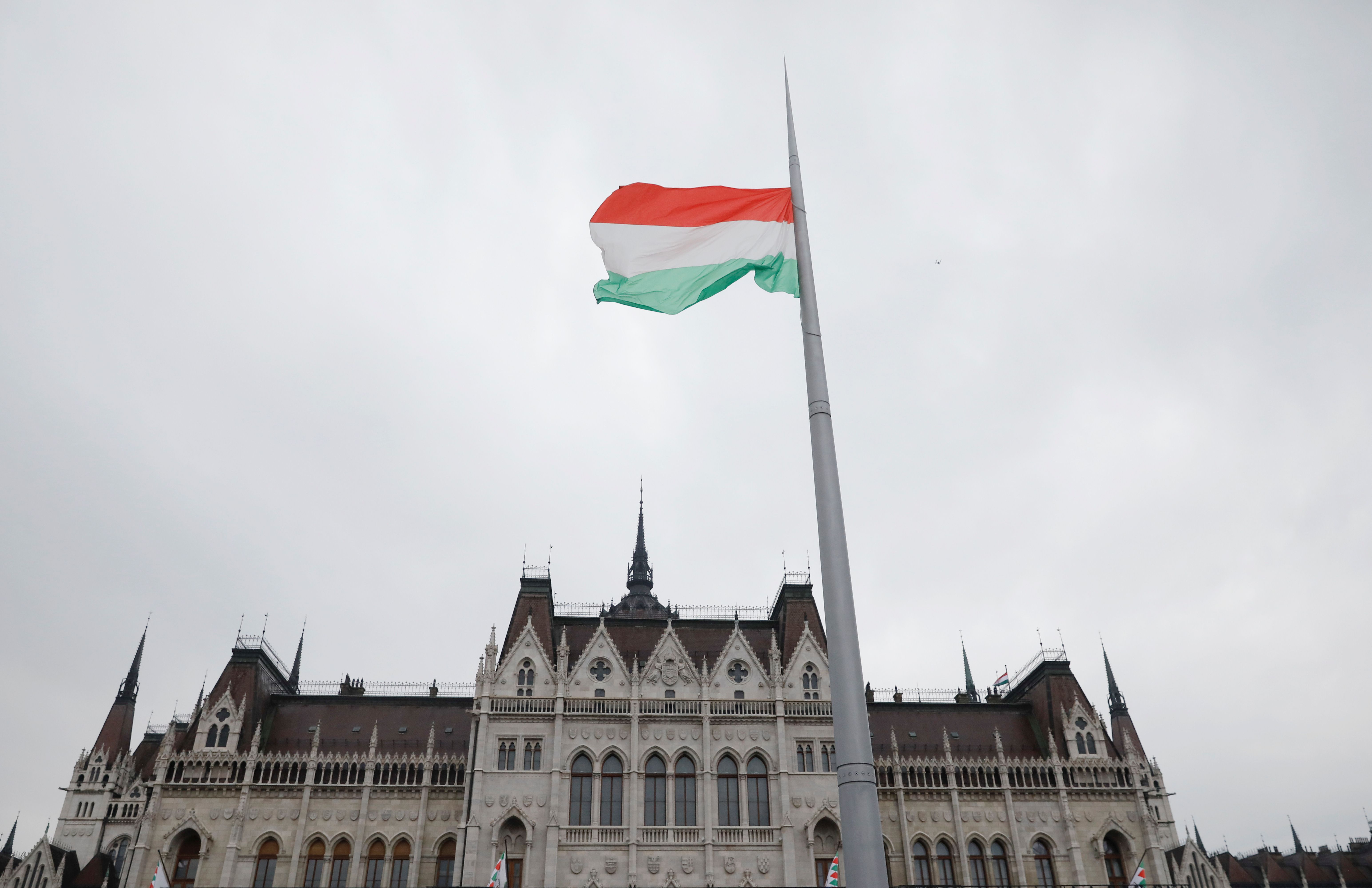 FOTO DE ARCHIVO. Una bandera nacional húngara ondea frente al edificio del parlamento húngaro, en Budapest, Hungría. 15 de marzo de 2018. REUTERS/Marko Djurica