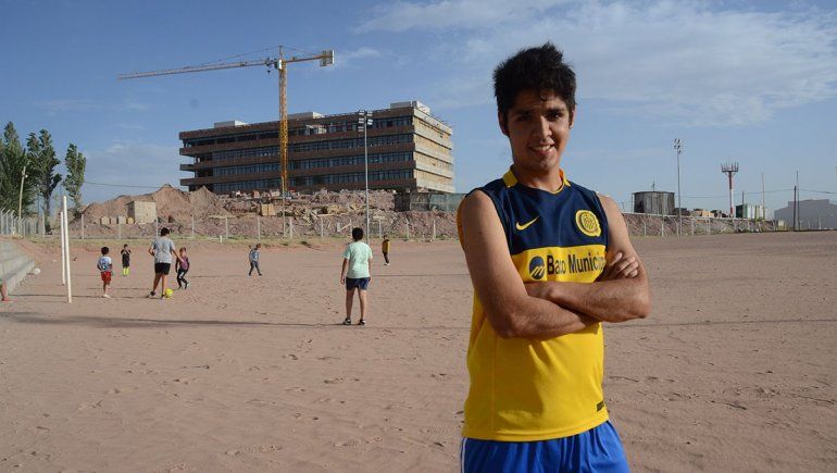 Un joven que apuesta al deporte comunitario