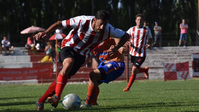 El delantero no desentonó jugando como volante y hasta llegó al gol.