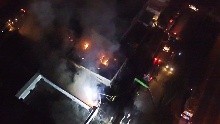 Así se vio el incendio de una maderera desde un drone