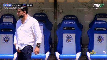 un dt argentino fue expulsado por un gesto obsceno en pleno partido un dt argentino fue expulsado por un gesto obsceno en pleno partido