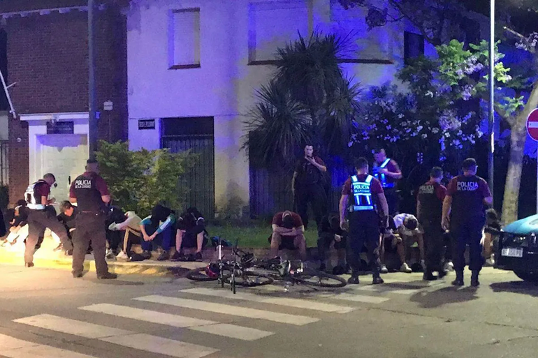 Festejaban el fin de año y terminaron a las piñas y botellazos: heridos y detenidos