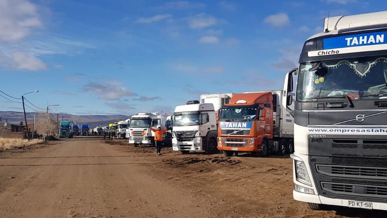 Hay más de 40 camiones varados en Las Lajas por la nevada