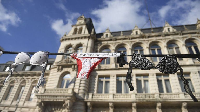 Mujeres hicieron una suelta de corpiños por descuentos por el paro del #8M