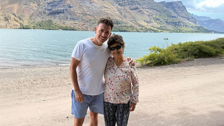 El odontólogo neuquino junto a su madre, María Clementina Sepúlveda, conocida en todo Las Ovejas  como Doña Nina.  