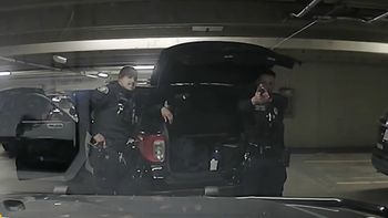 Uun policía baleó a un compañero y fue despedido en Estados Unidos. Uun policía baleó a un compañero y fue despedido en Estados Unidos.