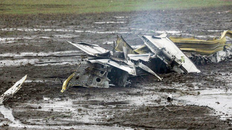 Los restos del Boeing 737-800 de la compañía Flydubai en la pista del aeropuerto de Rostov del Don.