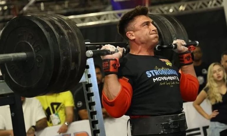 Entrenamiento de José Poblete, strongman de Comodoro Rivadavia. Entrenamiento de José Poblete, strongman de Comodoro Rivadavia.